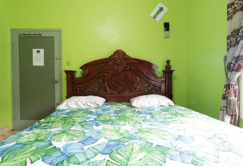 Отель Waroeng Transit & Depary Homestay