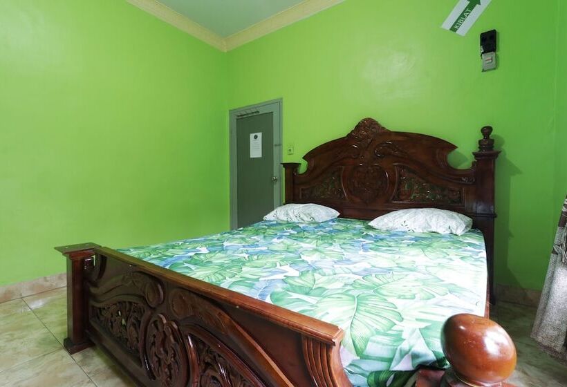 Отель Waroeng Transit & Depary Homestay