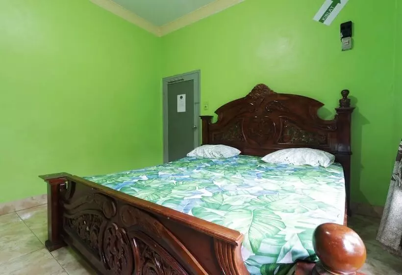 Hotelli Waroeng Transit & Depary Homestay