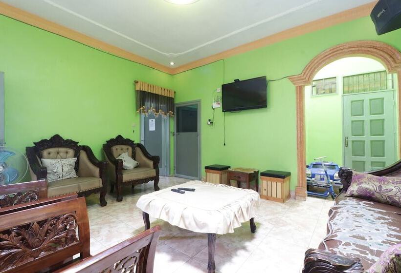 Отель Waroeng Transit & Depary Homestay