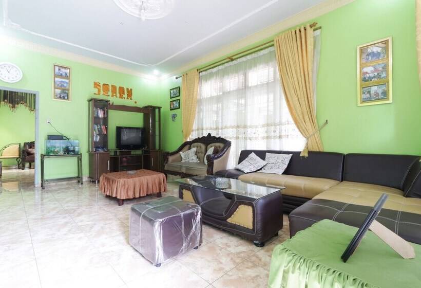 Отель Waroeng Transit & Depary Homestay