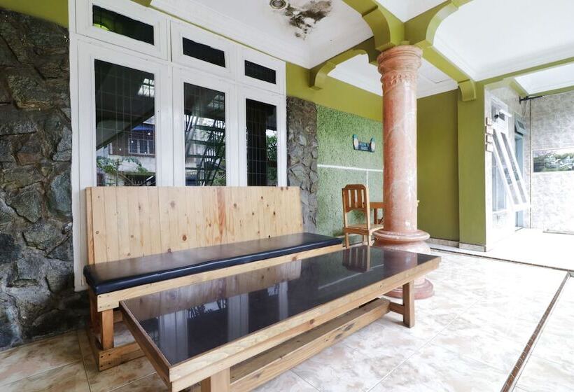 Отель Waroeng Transit & Depary Homestay