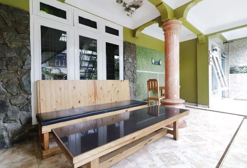 Hotelli Waroeng Transit & Depary Homestay