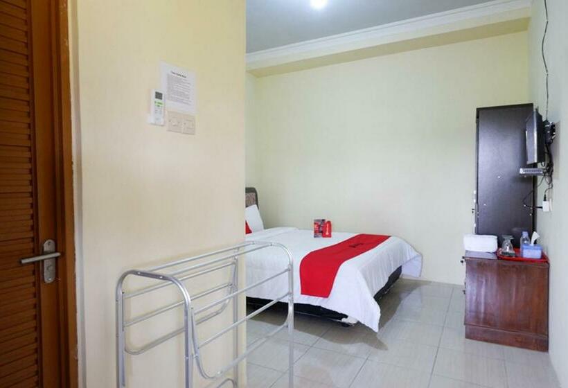 펜션 Reddoorz Syariah Near Alun Alun Pacitan 2