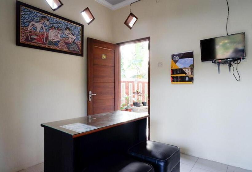 펜션 Reddoorz Syariah Near Alun Alun Pacitan 2