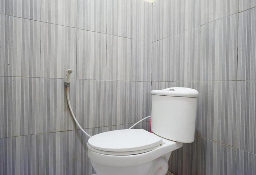 펜션 Reddoorz Syariah Near Alun Alun Pacitan 2