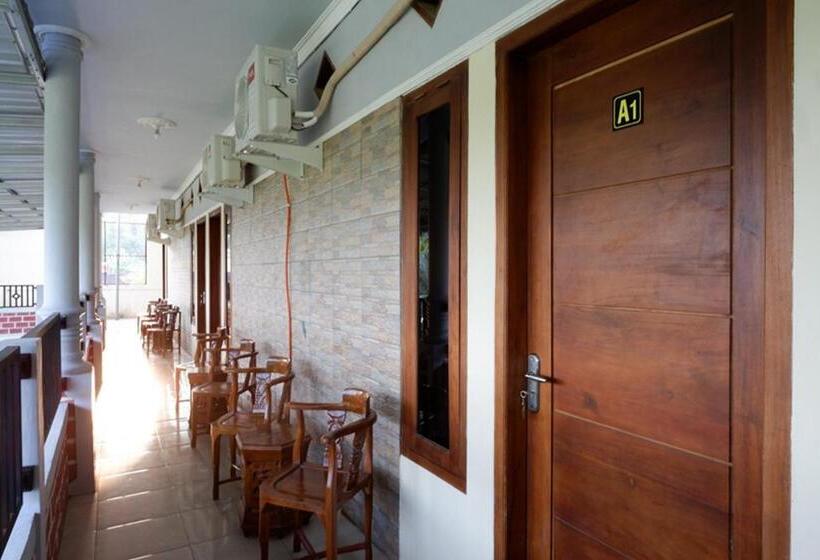 펜션 Reddoorz Syariah Near Alun Alun Pacitan 2