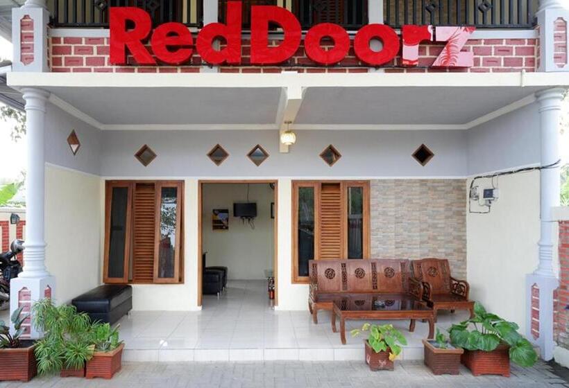 펜션 Reddoorz Syariah Near Alun Alun Pacitan 2