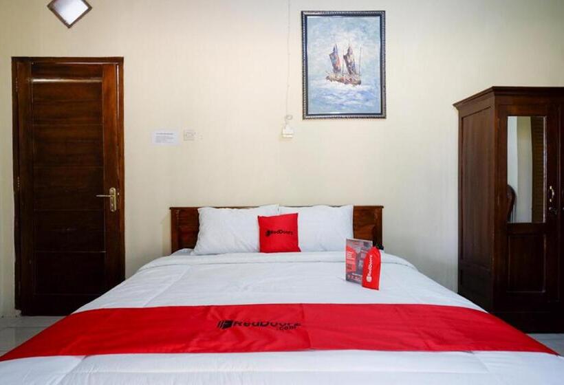 펜션 Reddoorz Syariah Near Alun Alun Pacitan 2