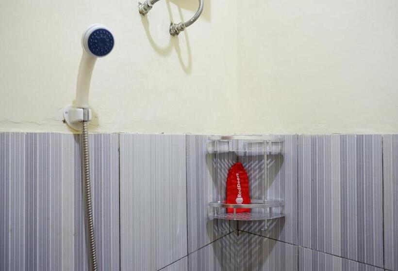 펜션 Reddoorz Syariah Near Alun Alun Pacitan 2