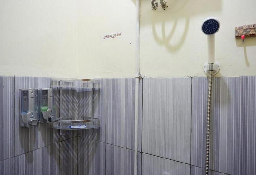 펜션 Reddoorz Syariah Near Alun Alun Pacitan 2