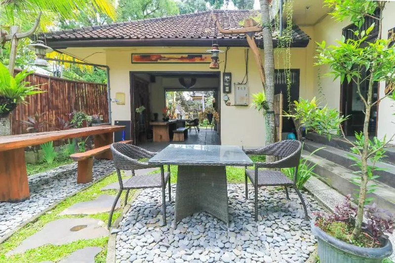 Retkeilymaja Legong Dormitory