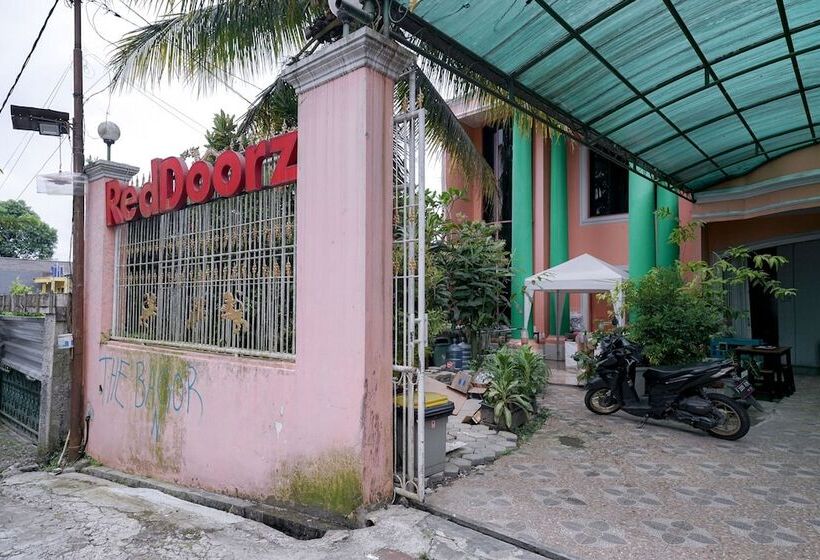 Otel Reddoorz Syariah Near Exit Toll Puncak