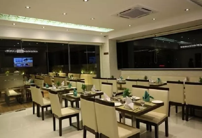 Iroomz Hotel Sr Grand