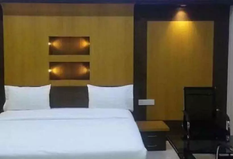 Iroomz Hotel Sr Grand