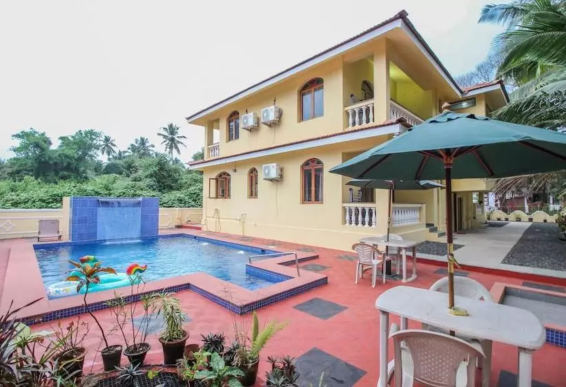 Oyo Home 10723 Pool View Studio