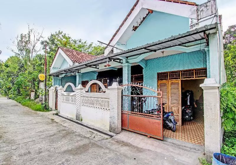 Hotelli Spot On 2546 Griya Widya Syariah