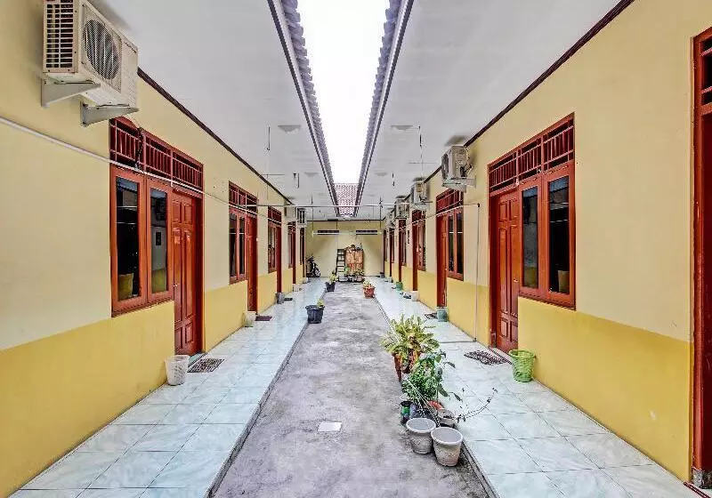 Hotelli Spot On 2546 Griya Widya Syariah