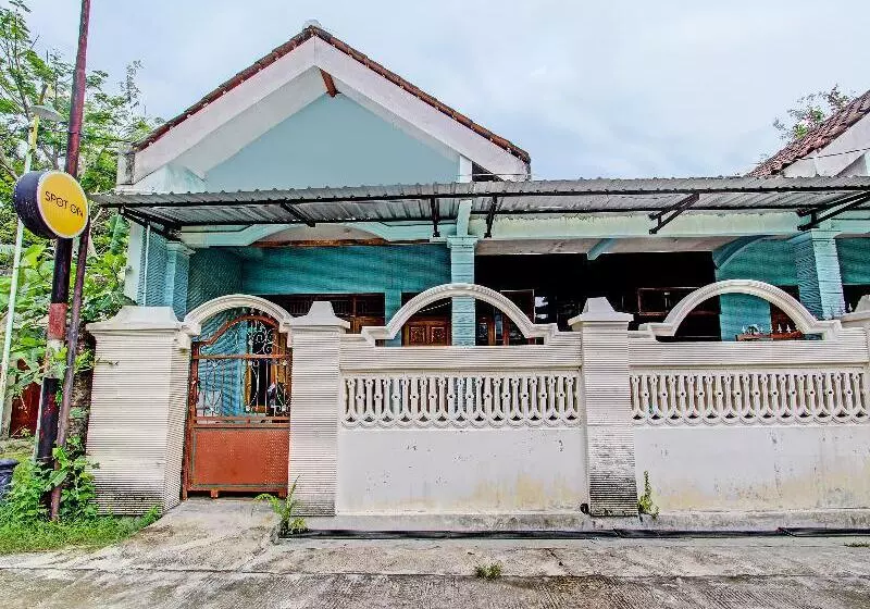 Hotelli Spot On 2546 Griya Widya Syariah