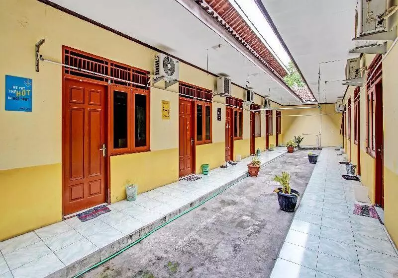 Hotelli Spot On 2546 Griya Widya Syariah