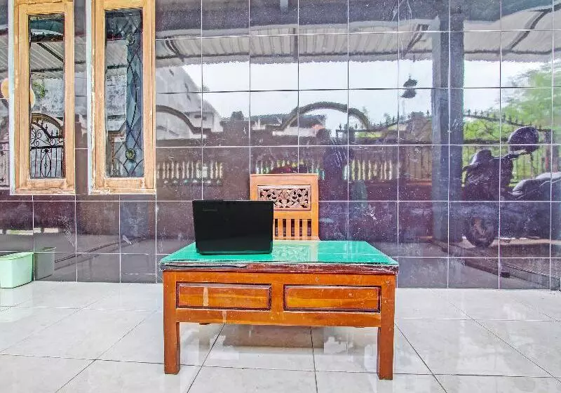 Hotelli Spot On 2546 Griya Widya Syariah