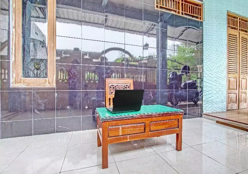 Hotelli Spot On 2546 Griya Widya Syariah