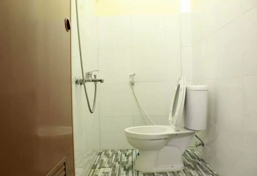 Pension (Hôtel basse catégorie) Reddoorz @ Cisaga