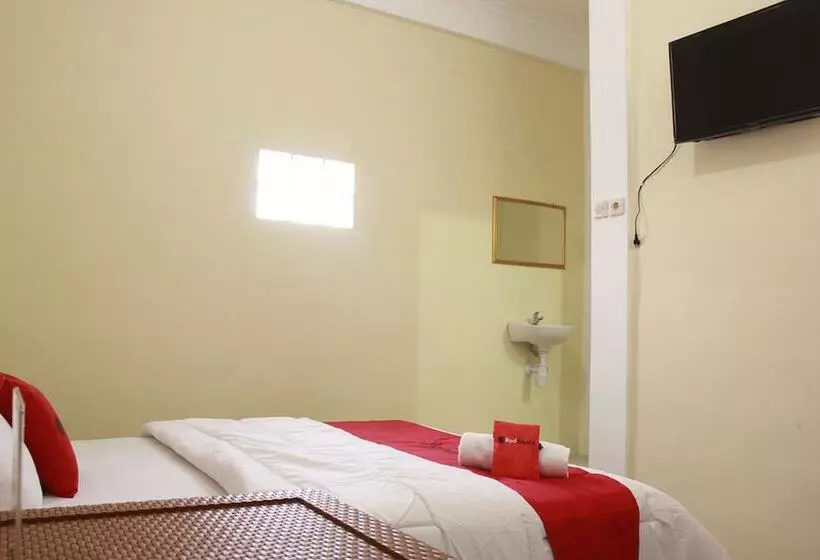 Pension (Hôtel basse catégorie) Reddoorz @ Cisaga