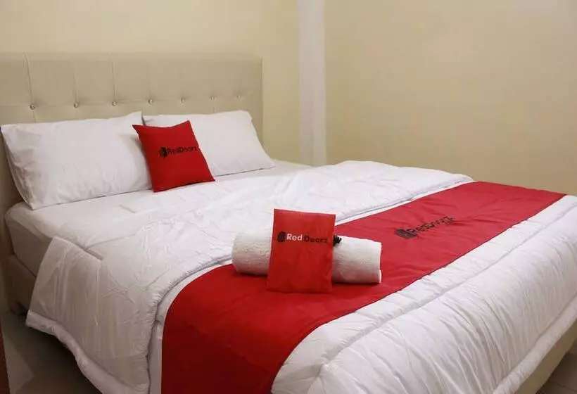 Pension (Hôtel basse catégorie) Reddoorz @ Cisaga