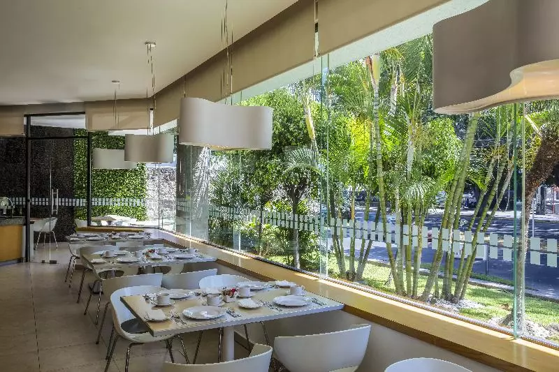 Отель Fiesta Inn Guadalajara Expo