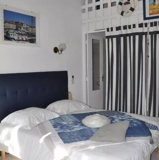 Отель Hôtel Les Mimosas