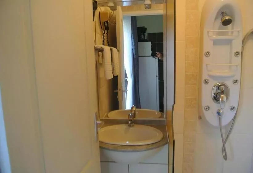 Отель Hôtel Les Mimosas