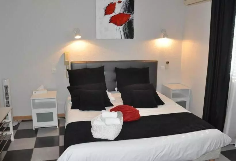 Отель Hôtel Les Mimosas