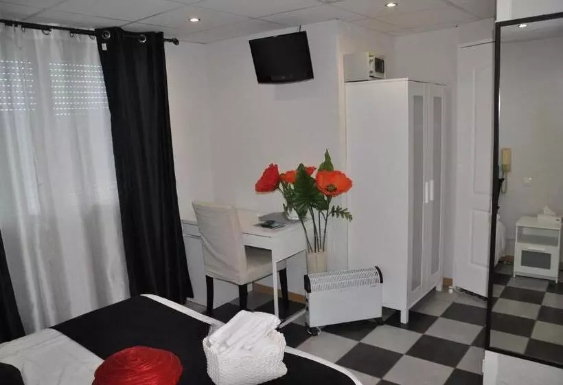 Отель Hôtel Les Mimosas