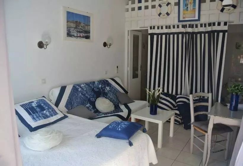 Отель Hôtel Les Mimosas