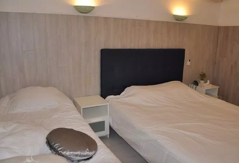 Отель Hôtel Les Mimosas