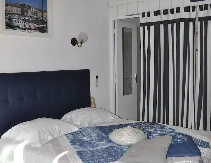 Отель Hôtel Les Mimosas