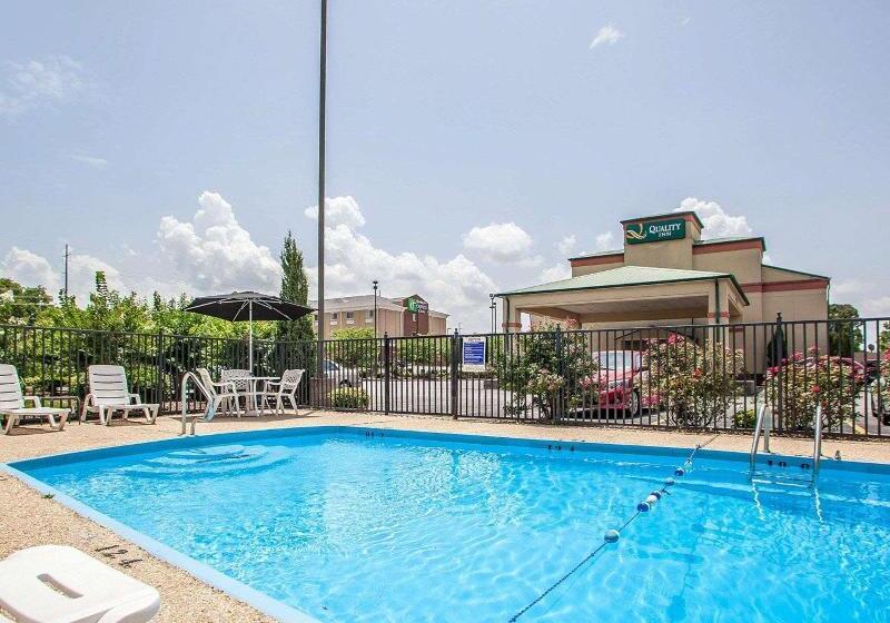 בית מלון כפרי Quality Inn