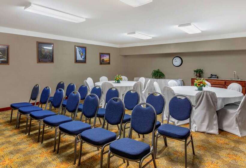 هتل Comfort Suites Visalia Convention Center