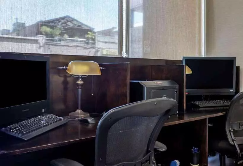 فندق Comfort Suites Visalia Convention Center