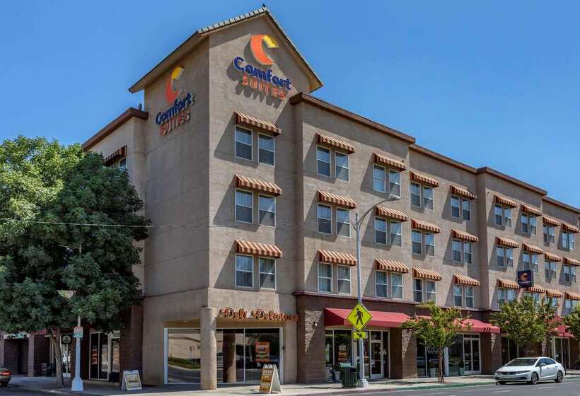 هتل Comfort Suites Visalia Convention Center