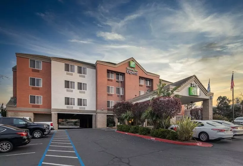 فندق Holiday Inn Express Castro Valley