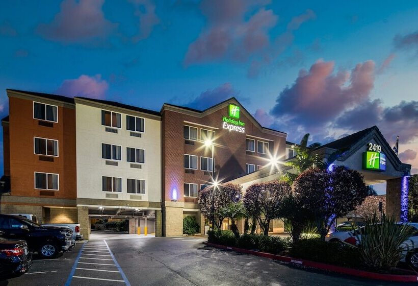 هتل Holiday Inn Express Castro Valley