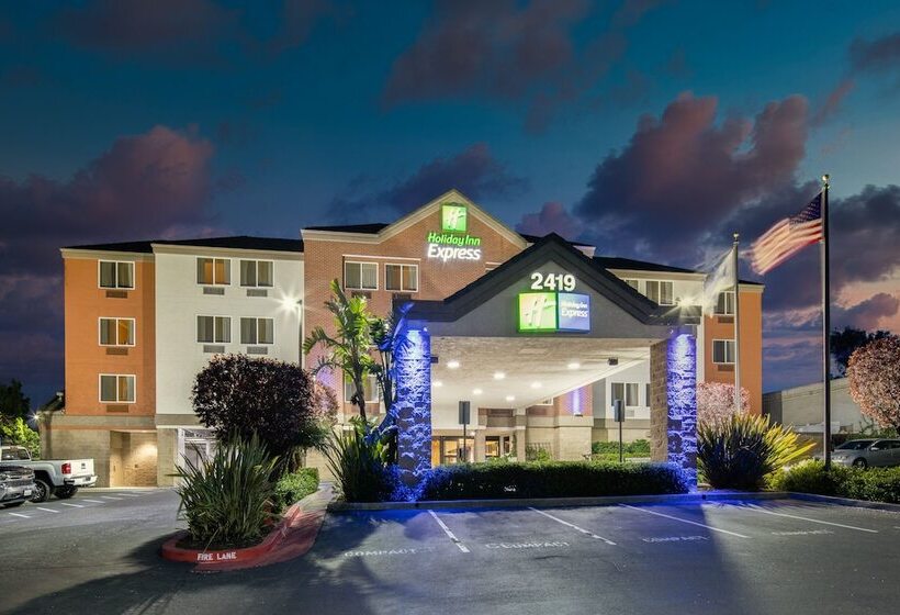هتل Holiday Inn Express Castro Valley