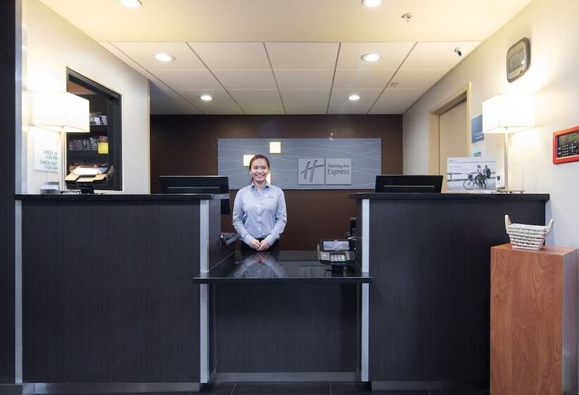 هتل Holiday Inn Express Castro Valley