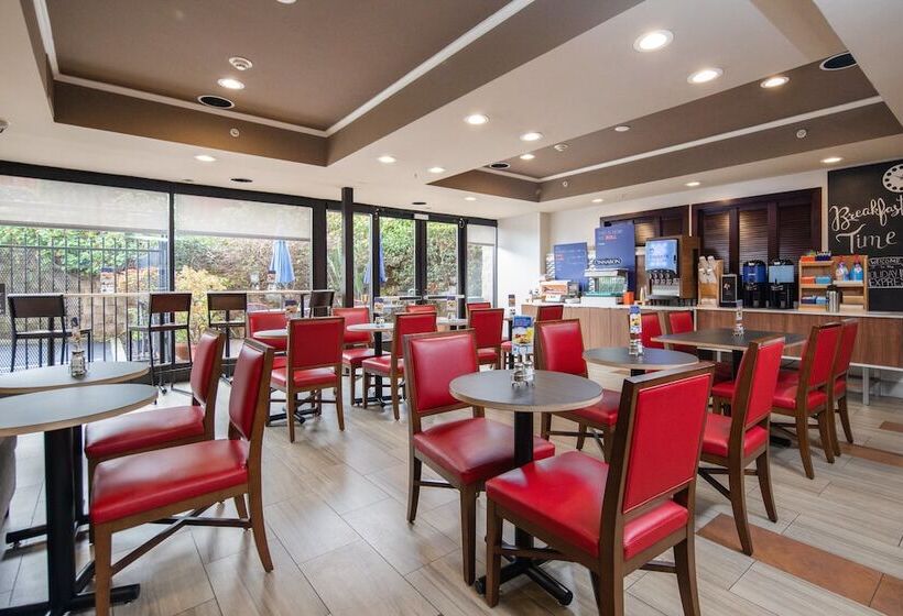 هتل Holiday Inn Express Castro Valley