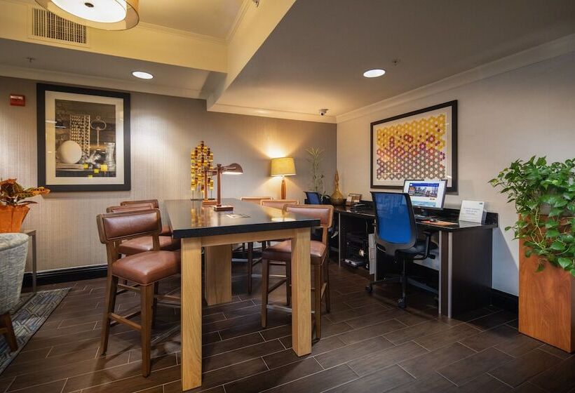 هتل Holiday Inn Express Castro Valley