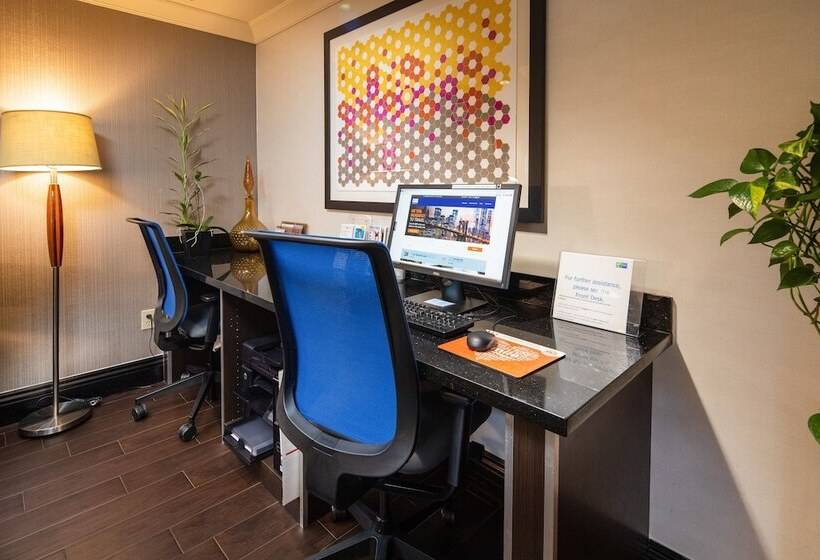 هتل Holiday Inn Express Castro Valley