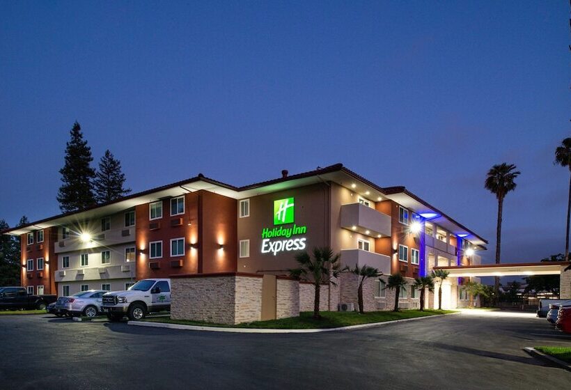 בית מלון כפרי Holiday Inn Express   Santa Rosa North, An Ihg