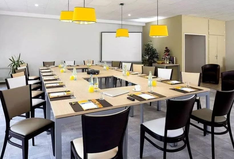 Отель Logis Hôtel Restaurant Les Cèdres